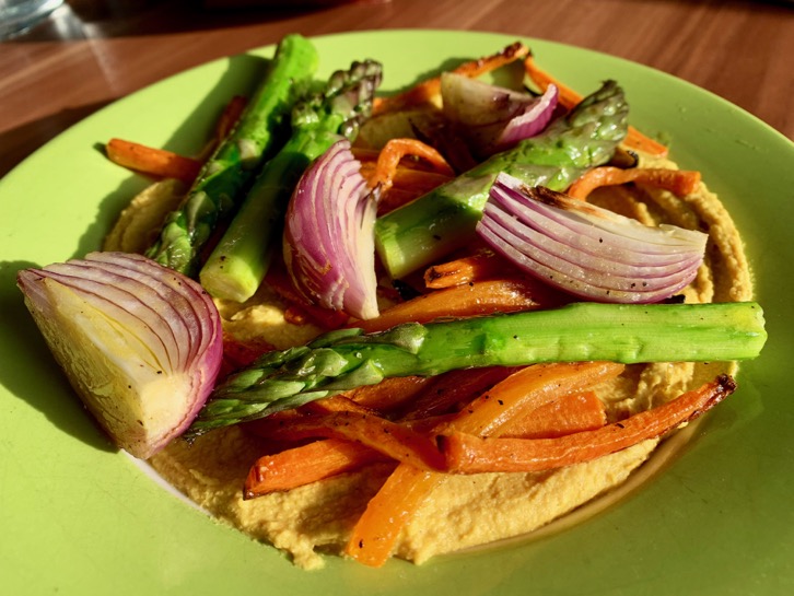 <i>Curry-Hummus mit</i> <i>gegrilltem Gem&uuml;se</i>